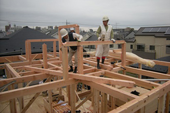 屋根の下地となる小屋組部分の作業。 仕事でなれてるとはいえ、 鳶さんはすごいもんです！