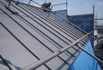 屋根は瓦棒葺きを採用しています。銀黒色がシブイです。これから太陽光も設置します。